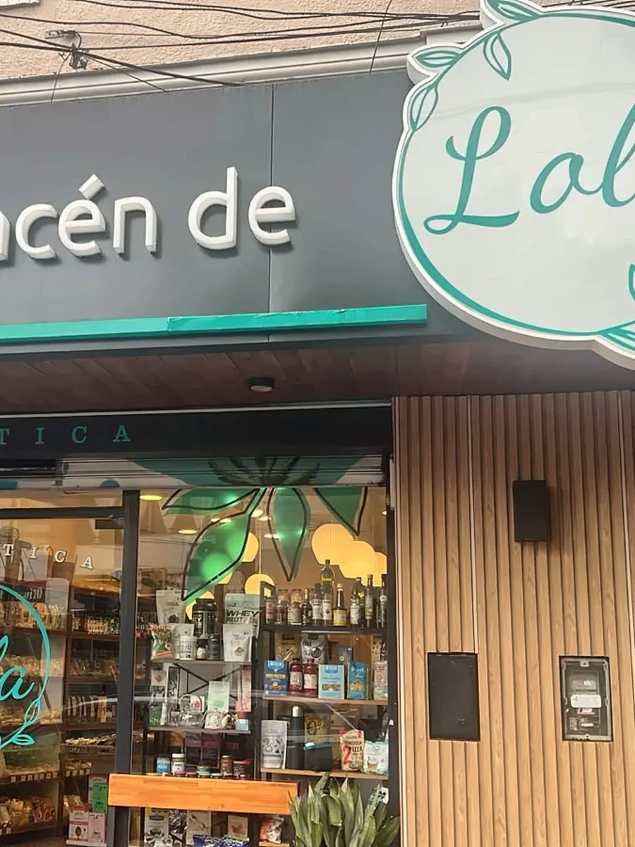 Frente de la almacén con el cartel de Lola y la vidriera