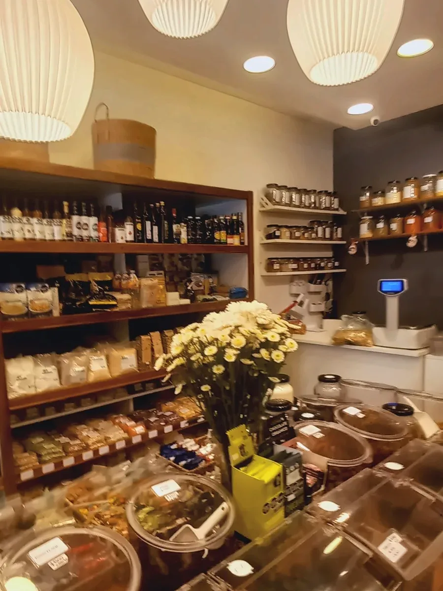 Rincón del granel con frascos, balanza y un ramo de flores