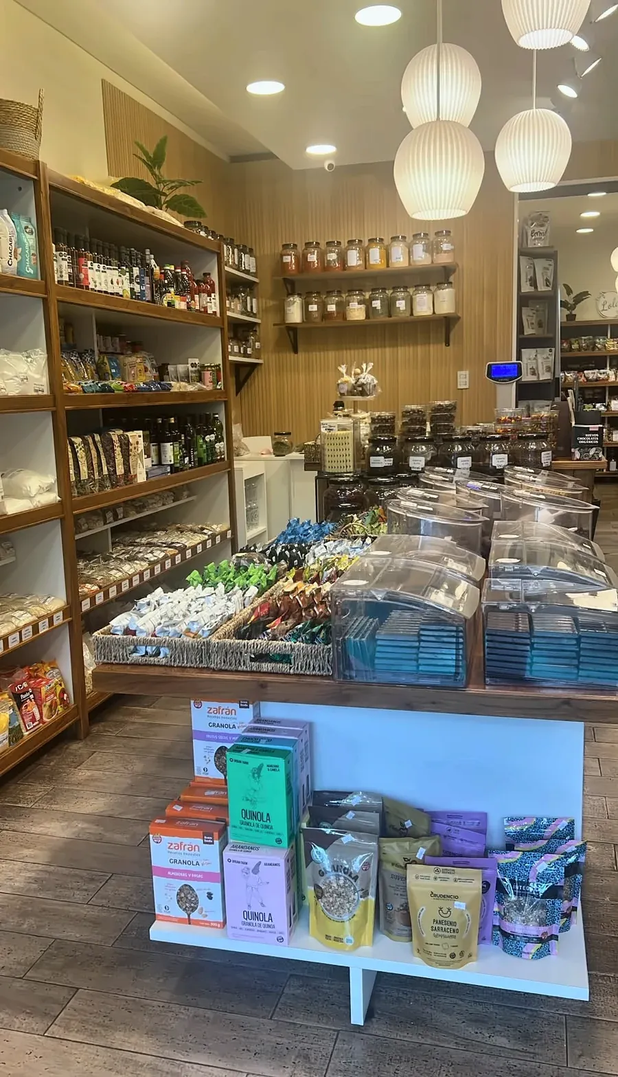 Interior de la almacén: estanterías de madera, granel y lámparas colgantes