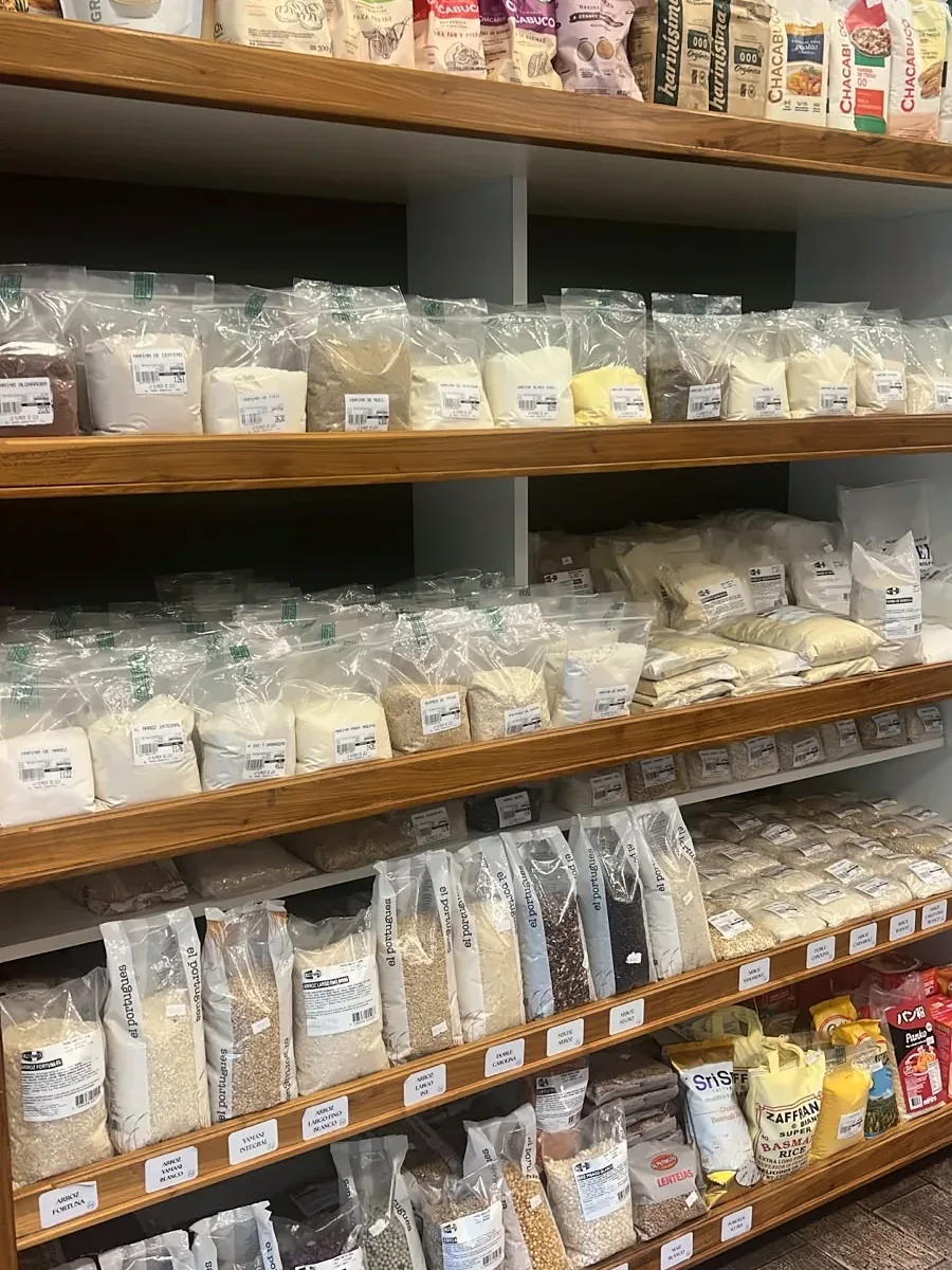 Estanterías con harinas, azúcares y productos fraccionados