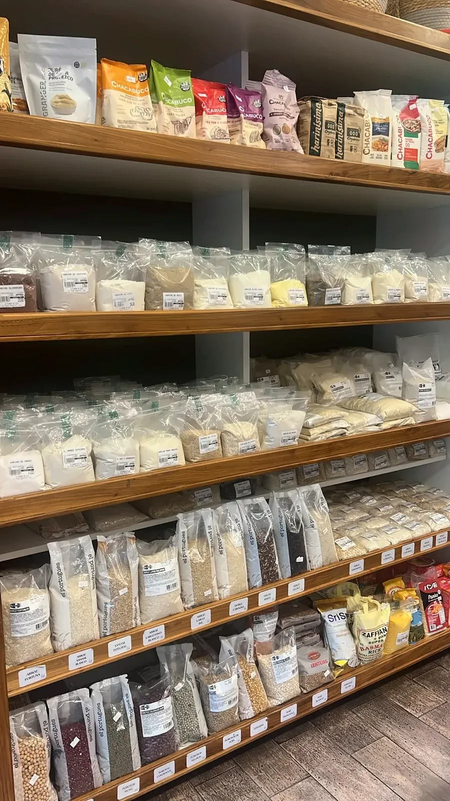 Estanterías de madera con harinas, azúcares y productos fraccionados