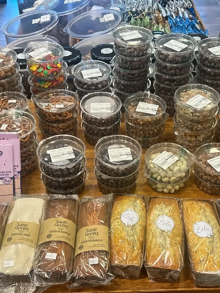 Potes de frutos secos y mezclas sobre la mesa, con budines adelante