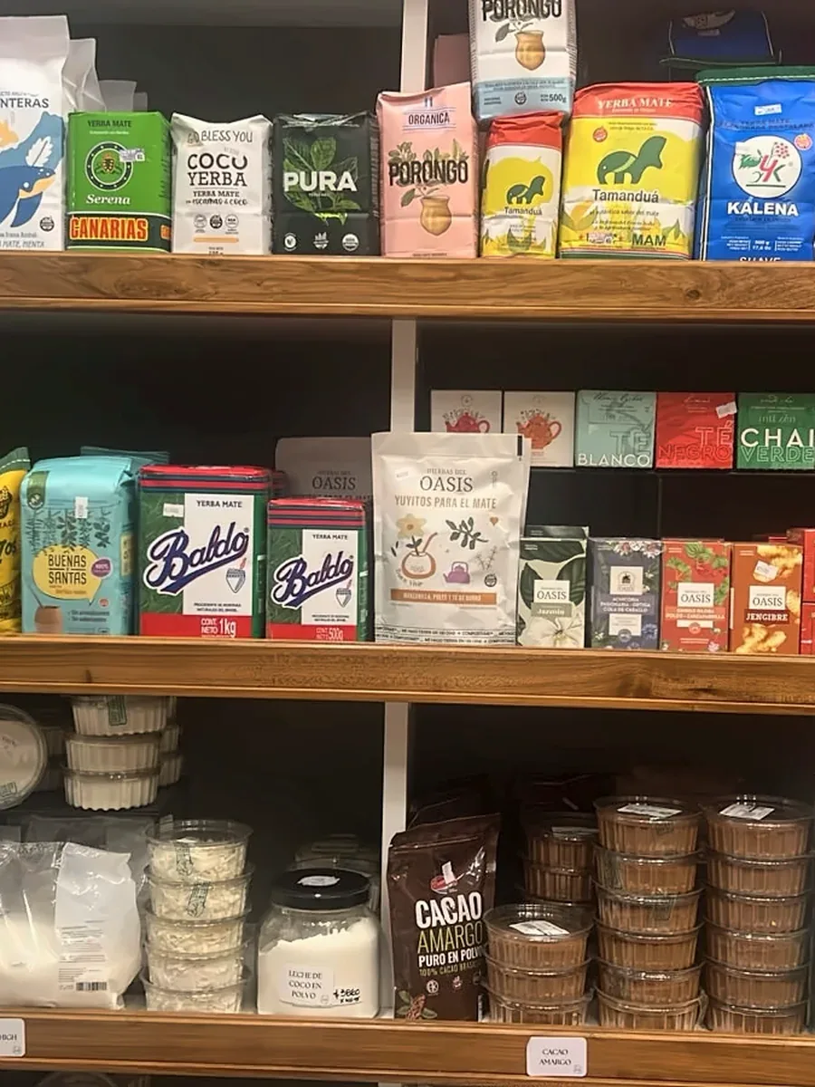 Estantes con yerbas, tés en caja e infusiones