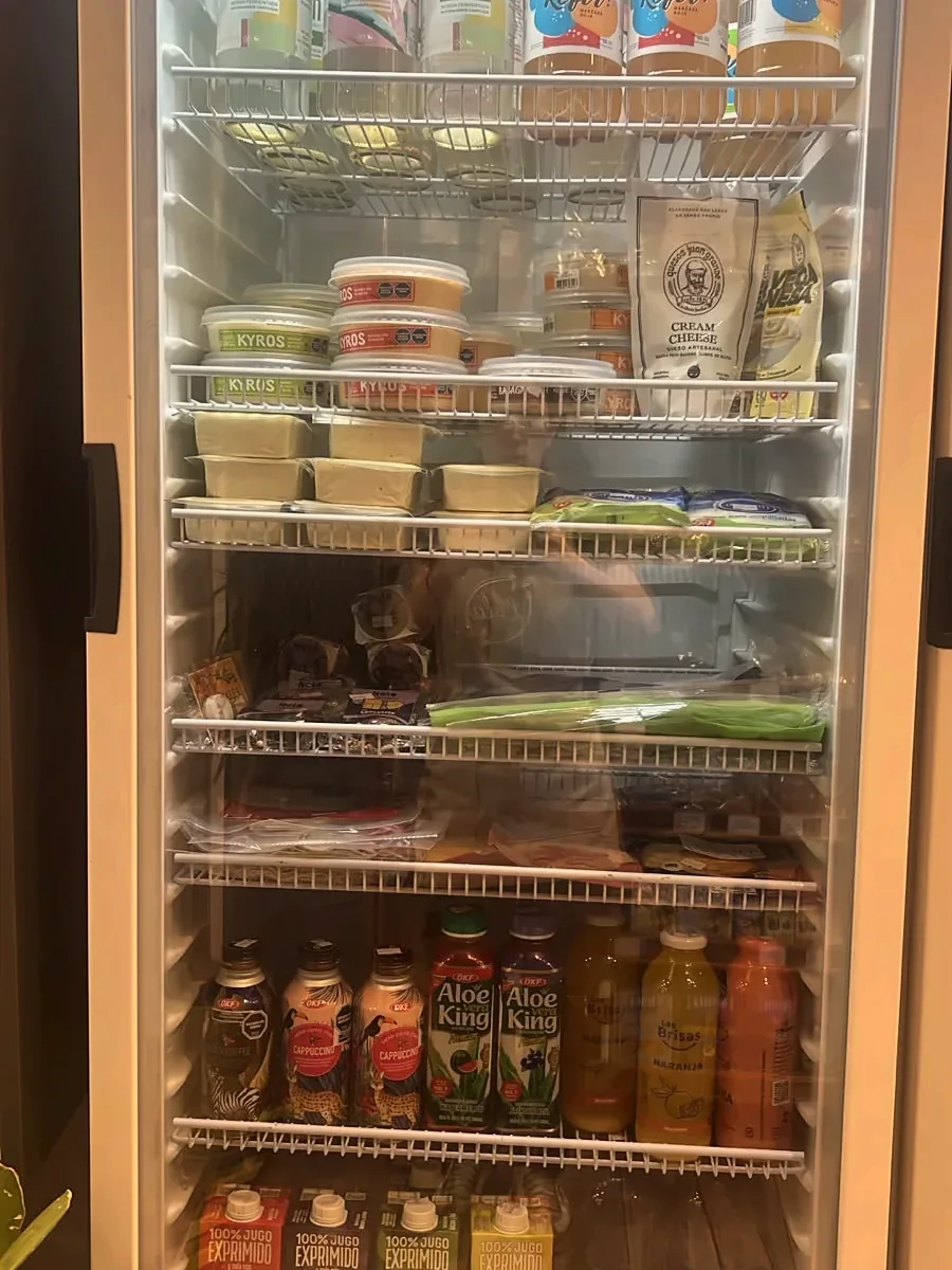 Heladera con quesos, untables y productos refrigerados
