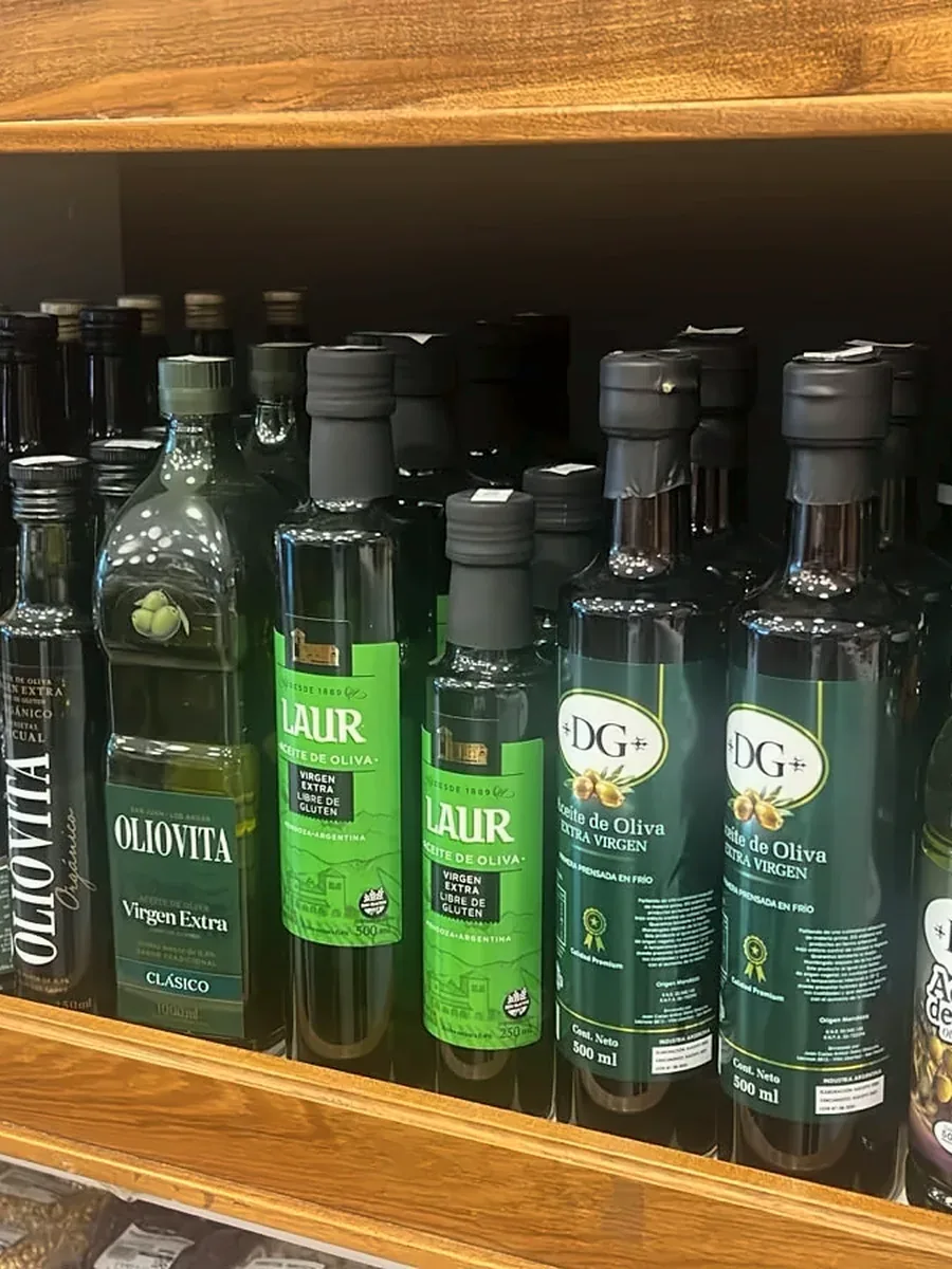 Botellas de aceite de oliva y aceites saludables en la góndola