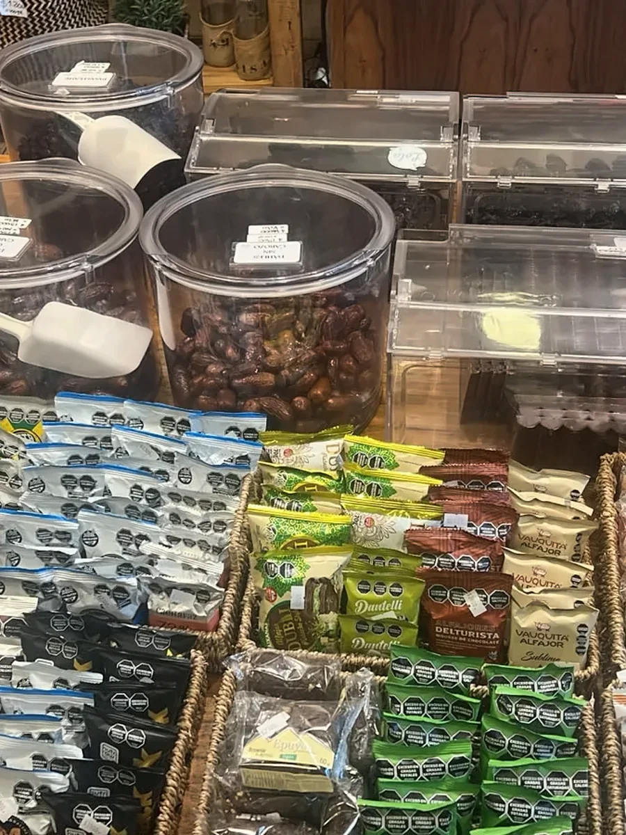 Snacks, mezclas y golosinas en exhibidores transparentes