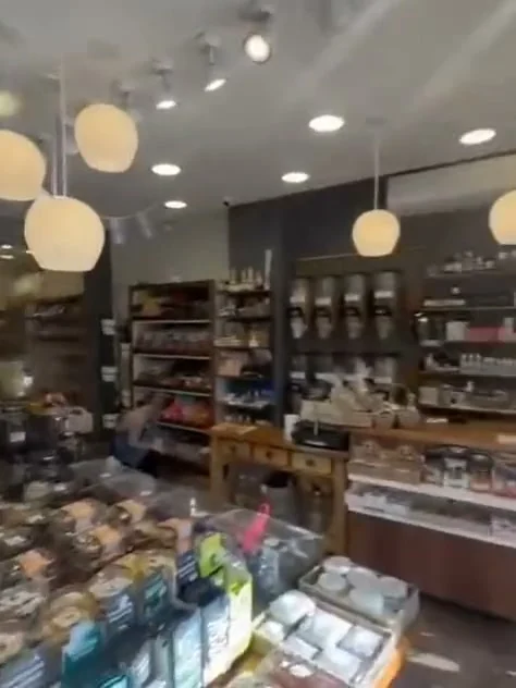 Centro del local con lámparas colgantes y mesas de frutos secos fraccionados
